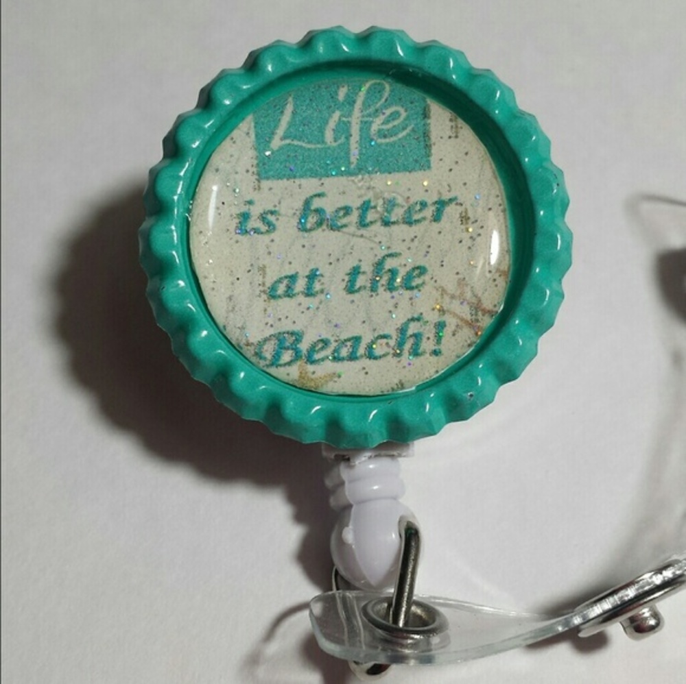 Life‎ is better at the beach badge clip - NWOT